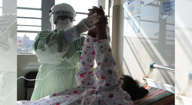 Pacientes COVID-19 reciben terapia de rehabilitación.