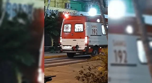 Perrita se trepa al parachoques de la ambulancia que llevaba a su dueño. Perrita se trepa al parachoques de la ambulancia que llevaba a su dueño.