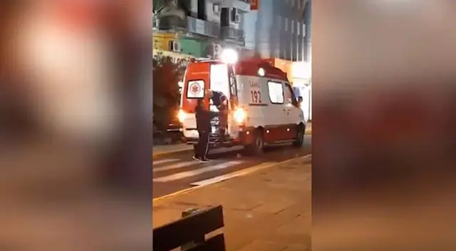 ¡Fidelidad en su máxima expresión! Una perrita se las ingenió para lograr subir a la ambulancia que llevaba a su humano al hospital. ¡Fidelidad en su máxima expresión! Una perrita se las ingenió para lograr subir a la ambulancia que llevaba a su humano al hospital.