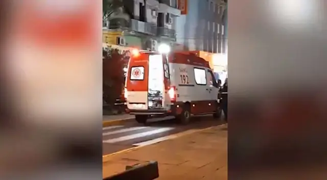¡Fidelidad en su máxima expresión! Una perrita se las ingenió para lograr subir a la ambulancia que llevaba a su humano al hospital. ¡Fidelidad en su máxima expresión! Una perrita se las ingenió para lograr subir a la ambulancia que llevaba a su humano al hospital.