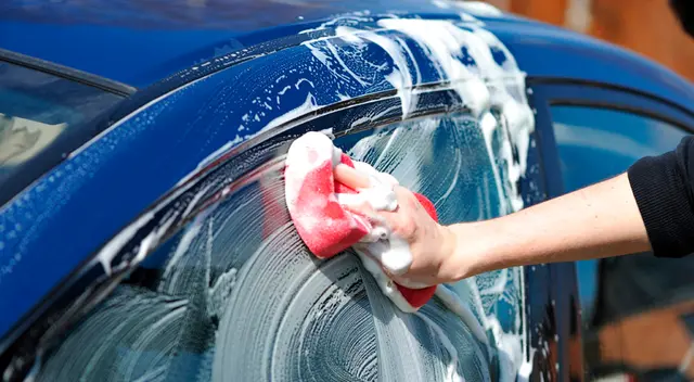 El lavado de autos se ha vuelto popular en los jóvenes de África.