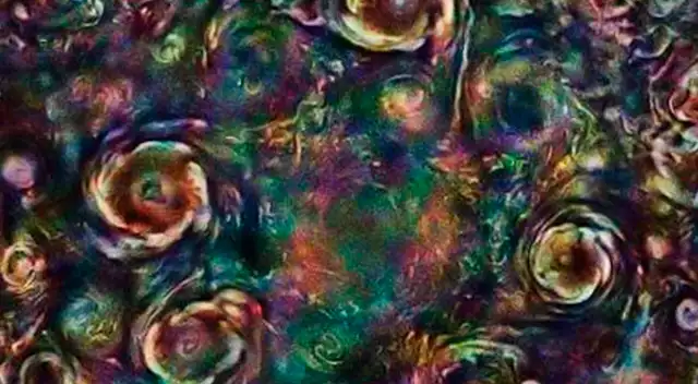 La fotografía, una composición de varias imágenes captadas por la sonda Juno, muestra un ciclón enorme y persistente en el centro.