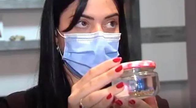 Judith mostrando en frasco de cristal al escorpión chino. Judith mostrando en frasco de cristal al escorpión chino.