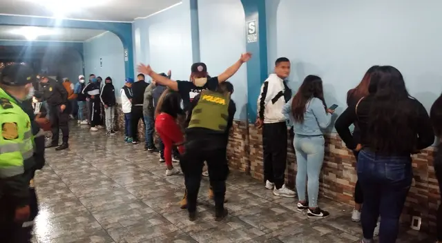 En total fueron 107 personas que fueron intervenidas en plena 'Fiesta COVID' convocada por redes sociales. En total fueron 107 personas que fueron intervenidas en plena 'Fiesta COVID' convocada por redes sociales.