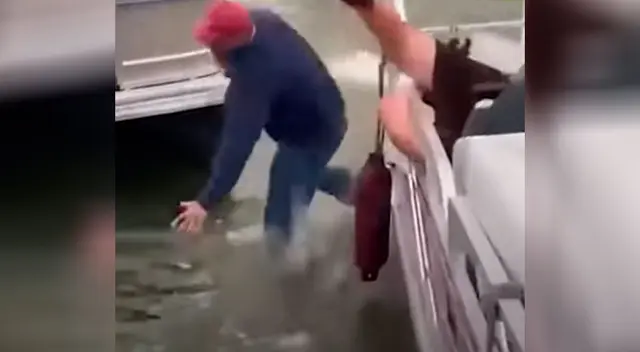 Hombre tiene una inesperada caída cuando le proponía matrimonio a su novia Hombre tiene una inesperada caída cuando le proponía matrimonio a su novia