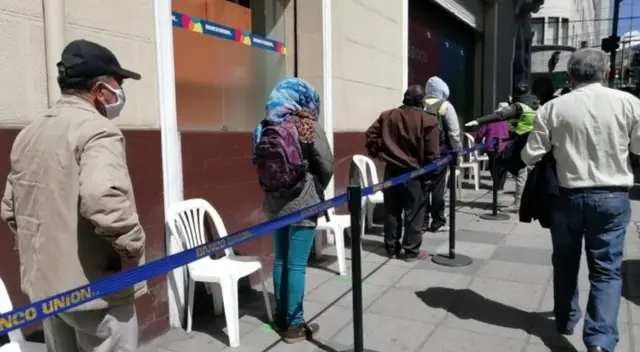 Son más de 2 mil agencias y 6 mil cajeros habilitados para cobrar el bono Juancito Pinto para estudiantes escolares que fueron afectados por la pandemia del coronavirus en Bolivia. Son más de 2 mil agencias y 6 mil cajeros habilitados para cobrar el bono Juancito Pinto para estudiantes escolares que fueron afectados por la pandemia del coronavirus en Bolivia.