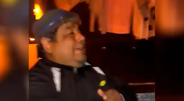 Hombre llora desconsoladamente al interpretar una canción de Floricienta Hombre llora desconsoladamente al interpretar una canción de Floricienta