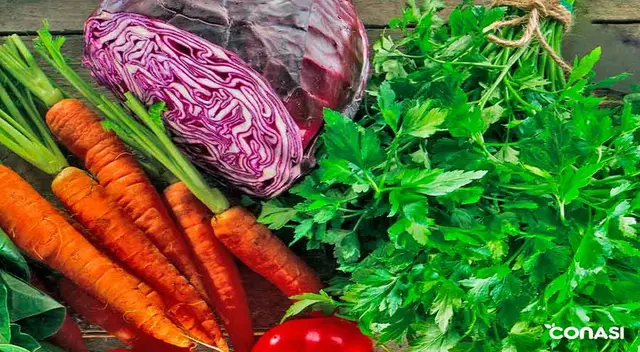 Alimentación con muchas frutas y verduras. Alimentación con muchas frutas y verduras.