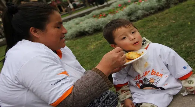 Alimentación con muchas frutas y verduras. Alimentación con muchas frutas y verduras.
