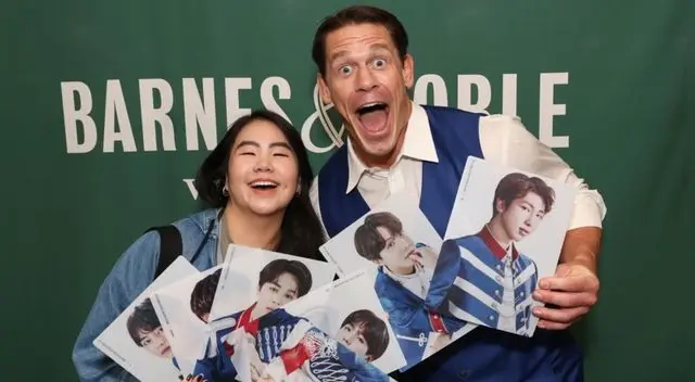 John Cena celebró las causas sociales a las que BTS y su Army ayudan, y resaltó la importancia de su música en la lucha contra los estereotipos.