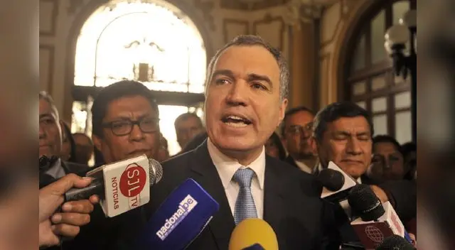 Del Solar afirmó que el gobierno siempre buscó concensuar con todas las bancadas del Congreso antes de su disolución. Del Solar afirmó que el gobierno siempre buscó concensuar con todas las bancadas del Congreso antes de su disolución.