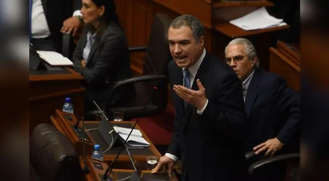 Del Solar afirmó que el gobierno siempre buscó concensuar con todas las bancadas del Congreso antes de su disolución. Del Solar afirmó que el gobierno siempre buscó concensuar con todas las bancadas del Congreso antes de su disolución.