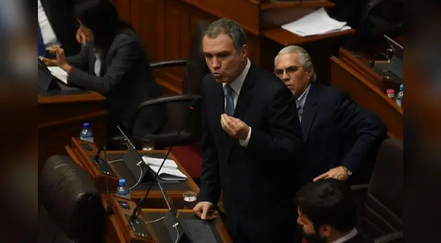 Del Solar afirmó que el gobierno siempre buscó concensuar con todas las bancadas del Congreso antes de su disolución. Del Solar afirmó que el gobierno siempre buscó concensuar con todas las bancadas del Congreso antes de su disolución.