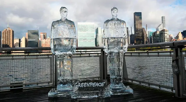 Greenpace coloca estatuas de hielo de Trump y Bolsonaro para protestar. Greenpace coloca estatuas de hielo de Trump y Bolsonaro para protestar.