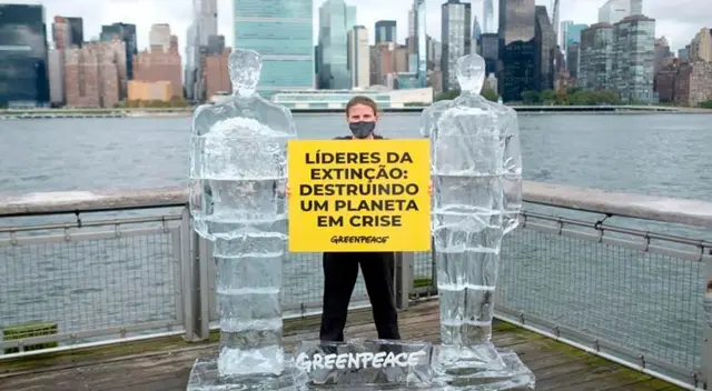 Greenpace coloca estatuas de hielo de Trump y Bolsonaro para protestar. Greenpace coloca estatuas de hielo de Trump y Bolsonaro para protestar.