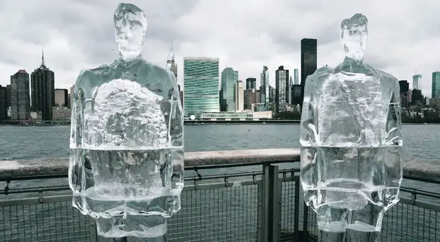 Greenpace coloca estatuas de hielo de Trump y Bolsonaro para protestar. Greenpace coloca estatuas de hielo de Trump y Bolsonaro para protestar.