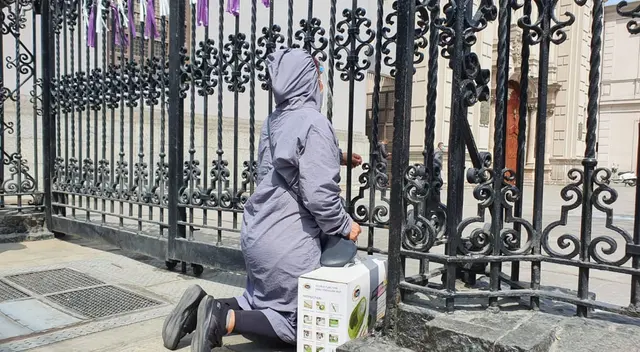 Fieles del Señor de los Milagros se congregan en los exteriores de iglesia Las Nazarenas. Fieles del Señor de los Milagros se congregan en los exteriores de iglesia Las Nazarenas.