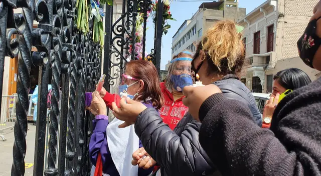 Fieles del Señor de los Milagros se congregan en los exteriores de iglesia Las Nazarenas. Fieles del Señor de los Milagros se congregan en los exteriores de iglesia Las Nazarenas.