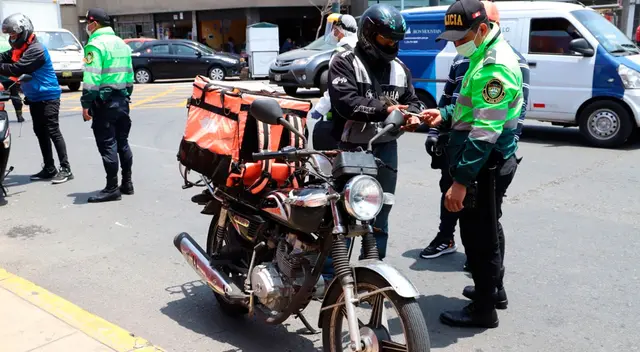Asimismo, supervisaron que cuenten con todos sus documentos en regla para poder circular en los vehículos menores.