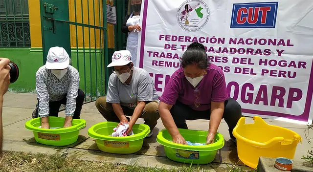 trabajadoras lavan mandiles cerrando un ciclo de injusticias. trabajadoras lavan mandiles cerrando un ciclo de injusticias.