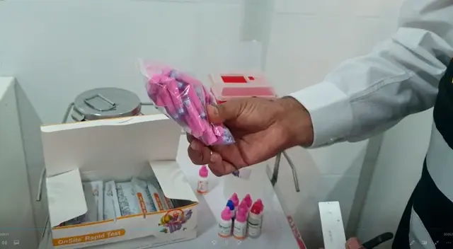 El establecimiento venía desarrollando estas pruebas desde hace más de cinco meses, emitiendo resultados firmados por un supuesto médico cirujano que no estaba presente en el lugar. El establecimiento venía desarrollando estas pruebas desde hace más de cinco meses, emitiendo resultados firmados por un supuesto médico cirujano que no estaba presente en el lugar.