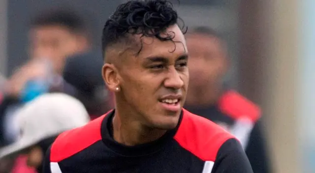 Renato Tapia fue captado en el Estadio Balaídos mientras hacía un pase hasta que apareció en cámaras publicidad de dos marcas importantes en Perú que dejaron impactos a los interautas.