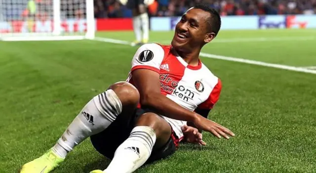 Renato Tapia fue captado en el Estadio Balaídos mientras hacía un pase hasta que apareció en cámaras publicidad de dos marcas importantes en Perú que dejaron impactos a los interautas.