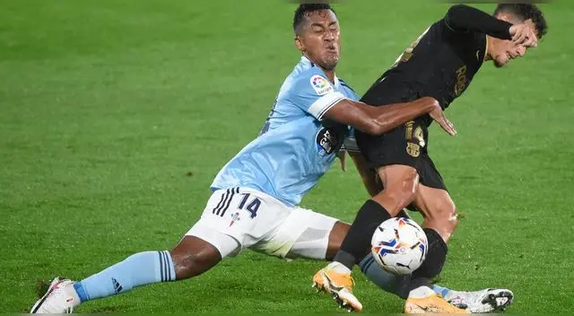 Un peculiar detalle se pudo observar en el duelo entre Celta de Vigo y Barcelona. En el estadio de Balaídos aparecieron dos marcas peruanas cuando captaron a Renato Tapia en pleno juego.