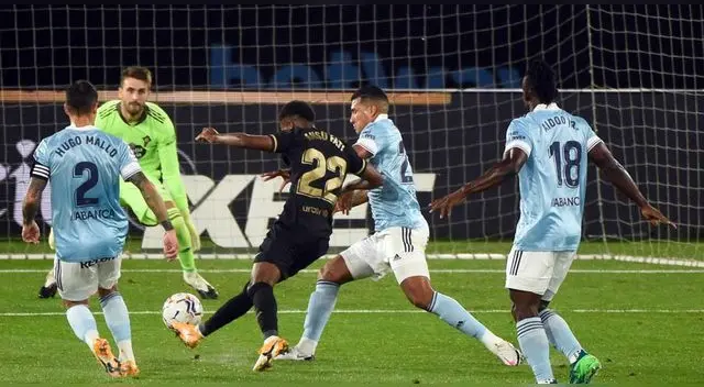 Un peculiar detalle se pudo observar en el duelo entre Celta de Vigo y Barcelona. En el estadio de Balaídos aparecieron dos marcas peruanas cuando captaron a Renato Tapia en pleno juego.
