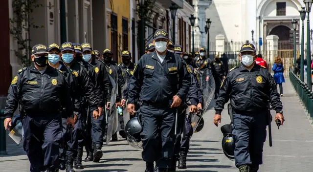 Son más de 123 mil policías que cumplen acciones de alto riesgo ante el estado de emergencia; por tal, se entregará un segundo bono para PNP y FF.AA de S/720. Son más de 123 mil policías que cumplen acciones de alto riesgo ante el estado de emergencia; por tal, se entregará un segundo bono para PNP y FF.AA de S/720.