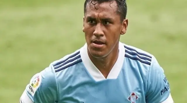 Renato Tapia sorprendió a miles de internautas al ser captado en una jugada en el Estadio de Balaídos, mientras que en el fondo se mostraba la publicidad de dos marcas importantes de Perú.