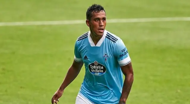 Renato Tapia sorprendió a miles de internautas al ser captado en una jugada en el Estadio de Balaídos, mientras que en el fondo se mostraba la publicidad de dos marcas importantes de Perú.