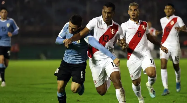 En Twitter, Renato Tapia fue sumamente comentado tras ser captado en pleno juego y mostrarse en el fondo la publicidad de dos marcas peruanas.