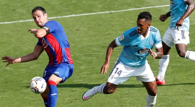 En Twitter, Renato Tapia fue sumamente comentado tras ser captado en pleno juego y mostrarse en el fondo la publicidad de dos marcas peruanas.