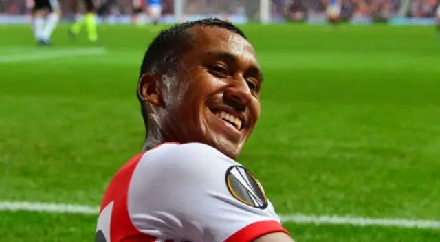 Renato Tapia era captado en el estadio Balaídos mientras en el fondo se podía observar la publicidad de dos marcas peruanas en el gran show de LaLiga Santander.