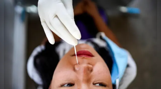 Tras realizarse el test de COVID-19, la mujer se percató que un líquido transparente salía de un lado de su nariz.