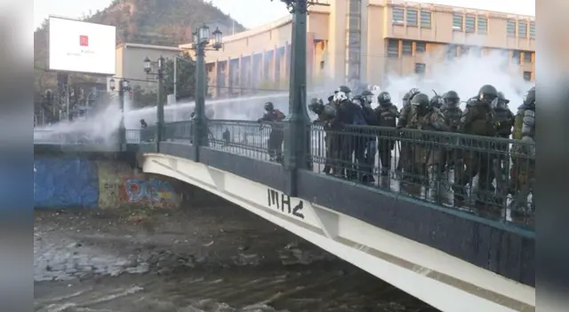 Los agentes policiales de Chile han sido acusados por varias organizaciones internacionales por violar los derechos humanos durante protestas. Los agentes policiales de Chile han sido acusados por varias organizaciones internacionales por violar los derechos humanos durante protestas.