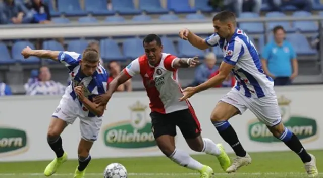 Dos marcas peruanas causaron impacto en los internautas tras aparecer en la toma del pase de Renato Tapia.