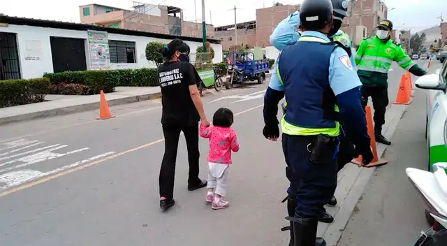 Encuentran a niña en calles de Surco.