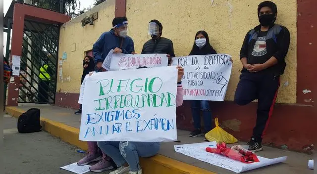 Estudiantes realizan plantón a las afueras de la UNMSM