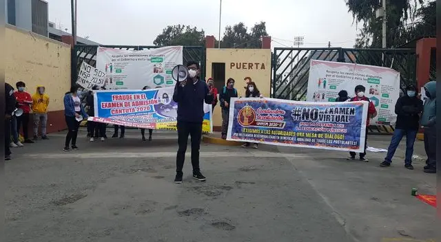 Estudiantes realizan plantón a las afueras de la UNMSM