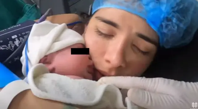 Korina Rivadeneira babea de amor por su pequeña Lara. Korina Rivadeneira babea de amor por su pequeña Lara.