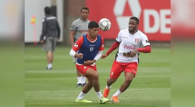 Yovera  de la  Sub 20 luchando un balón con Jefferson Farfán.