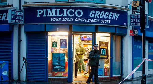La oficial intentaba detener a dos hombres, armados con cuchillos, mientras realizaban una redada en una tienda de Westminster.
