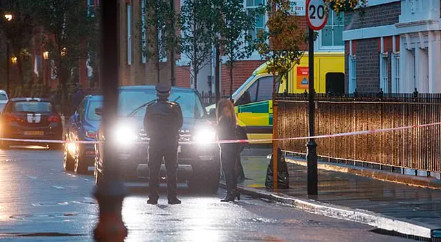 Después de ser apuñalada, la oficial continuó valientemente persiguiendo a los sospechosos por Vauxhall Bridge Road.