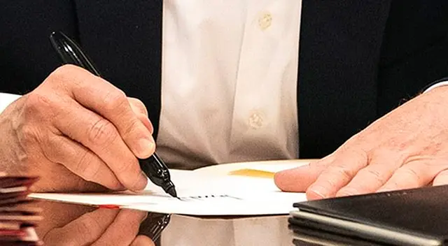 Cibernautas que recurrieron a las redes sociales para acusar a Trump de organizar las imágenes y criticar su 'presidencia de reality shows'. Cibernautas que recurrieron a las redes sociales para acusar a Trump de organizar las imágenes y criticar su 'presidencia de reality shows'.