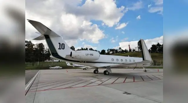 El avión lleva el 10 en su cola