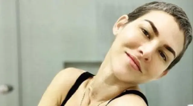 Anahí de Cárdenas superó el cáncer de mama tras someterse a una doble mastectomía y decidió recordar este hecho con un adorno en su casa.