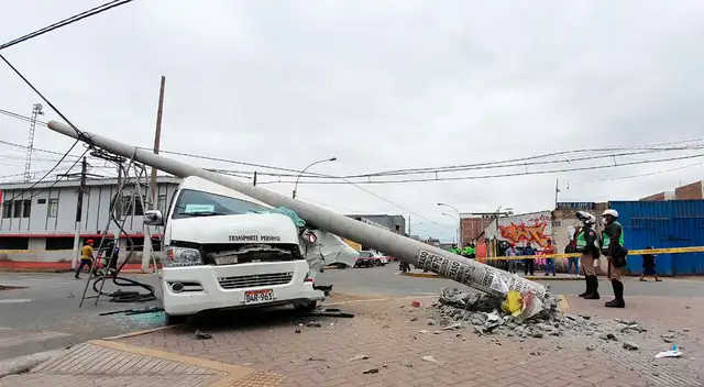 Choque de microbús con miniván derriba poste
