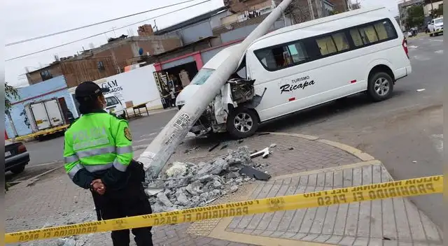 Choque de microbús con miniván derriba poste